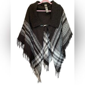 Vince Camuto black & white winter plaid sweater cape